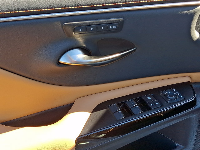 Used 2023 Lexus ES 350 w/ Premium Package FWD image 13