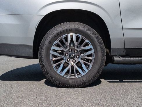 Used 2025 Chevrolet Suburban Z71 AWD/4WD image 24