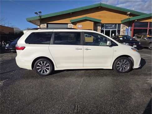 Used 2020 Toyota Sienna Limited Premium w/ Carpet Mat Package image 5
