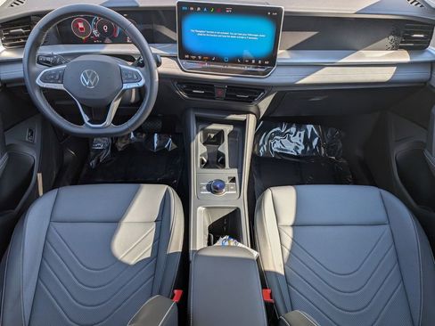 Used 2025 Volkswagen Tiguan SE w/ Panoramic Sunroof Package image 25