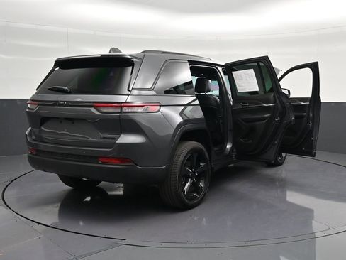 Used 2025 Jeep Grand Cherokee Limited w/ Black Appearance Package RWD image 32