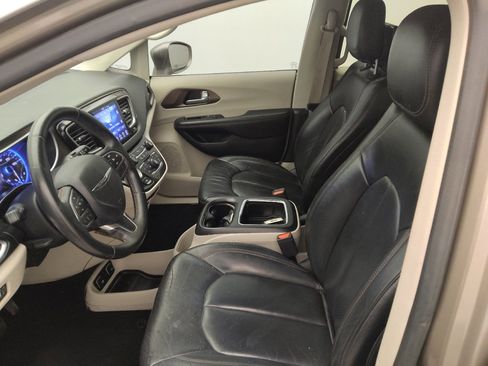 Used 2017 Chrysler Pacifica Touring-L Plus FWD image 17