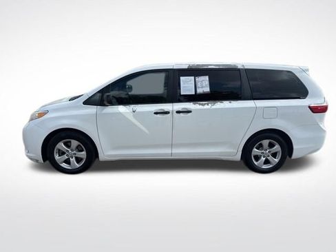 Used 2015 Toyota Sienna L image 2