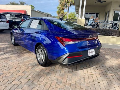 Used 2025 Hyundai Elantra SE image 3