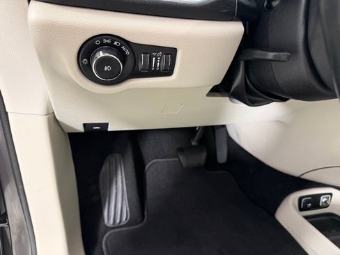 Used 2018 Chrysler Pacifica Limited FWD image 13