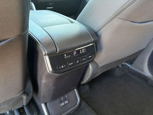 Used 2025 Toyota Highlander LE image 24