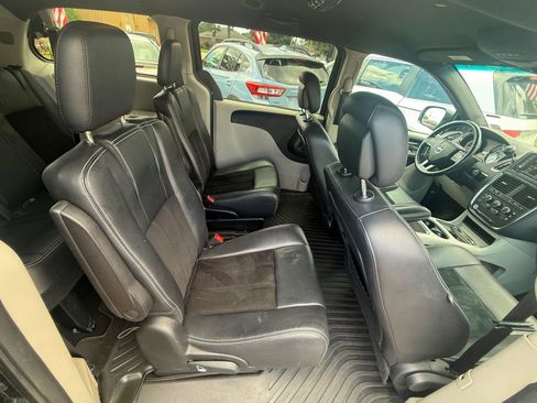 Used 2017 Dodge Grand Caravan SXT FWD image 12