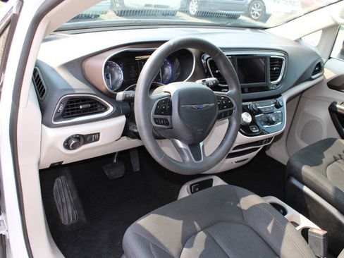 Used 2018 Chrysler Pacifica L FWD image 13