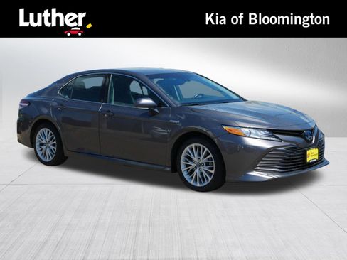 Used 2018 Toyota Camry XLE FWD image 1