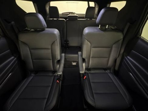 Used 2025 Chevrolet Traverse LT FWD image 18