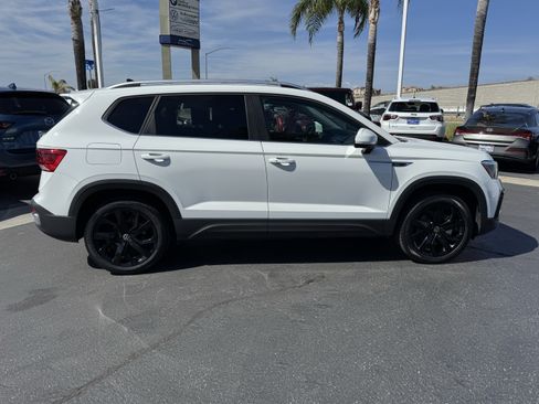 Used 2023 Volkswagen Taos SE w/ Panoramic Sunroof Package FWD image 9