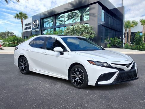 Used 2024 Toyota Camry SE FWD image 3