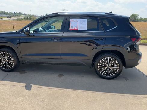 Used 2025 Volkswagen Taos SE image 6