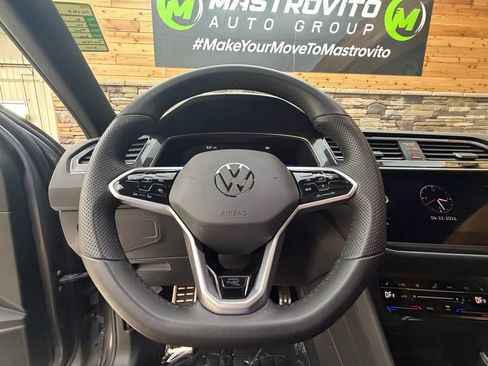 Used 2022 Volkswagen Tiguan SE R-Line AWD/4WD image 17