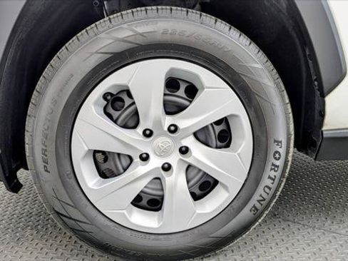 Used 2019 Toyota RAV4 LE FWD image 31