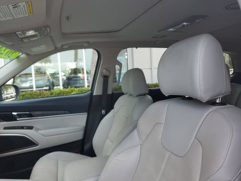 Used 2024 Kia Telluride EX w/ EX Captain's Chair Package FWD image 17