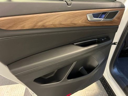 Certified 2024 Volkswagen Atlas SE w/ Black Wheel Package FWD image 18