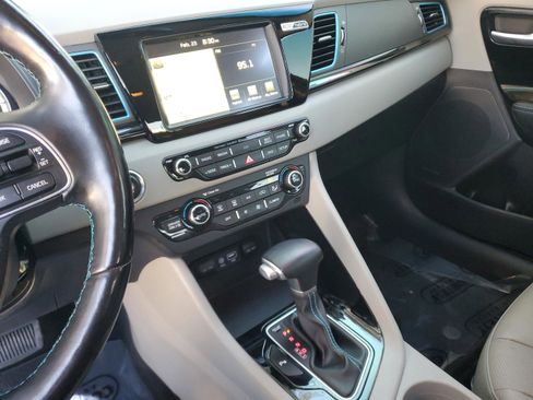 Certified 2017 Kia Niro Touring image 29
