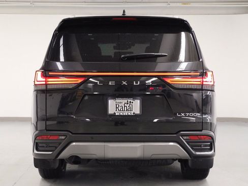 Used 2025 Lexus LX 700h Luxury image 6