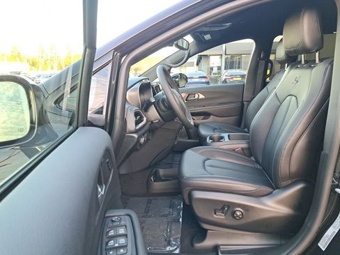 New 2026 Chrysler Pacifica Select w/ S Appearance Package image 11