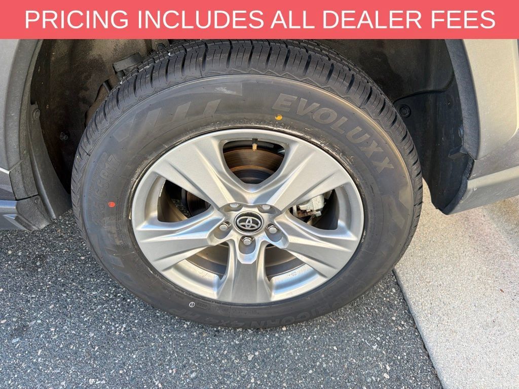 Used 2025 Toyota RAV4 LE AWD/4WD image 7