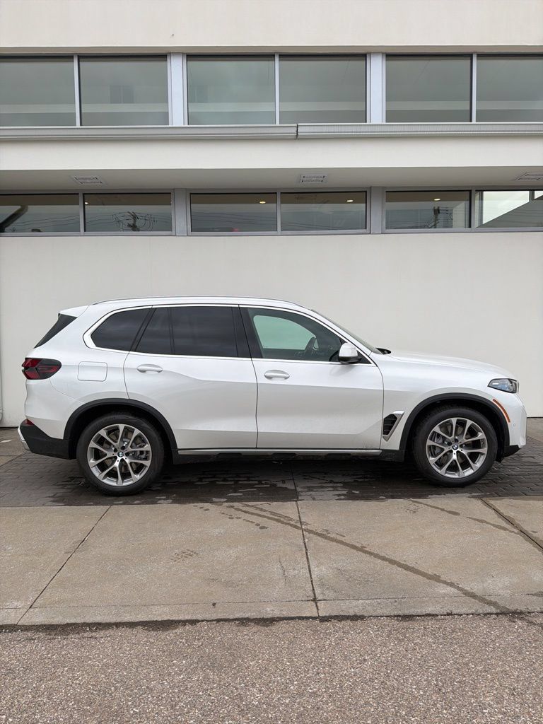New 2026 BMW X5 xDrive50e w/ Premium Package AWD/4WD image 4
