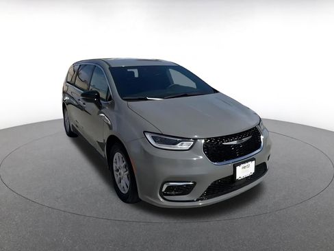 Used 2025 Chrysler Pacifica Select image 3