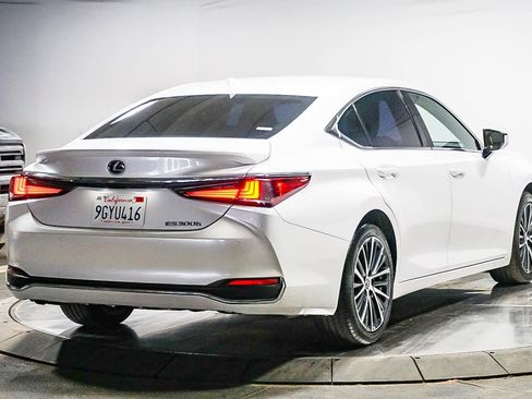 Used 2023 Lexus ES 300h w/ Premium Package image 10