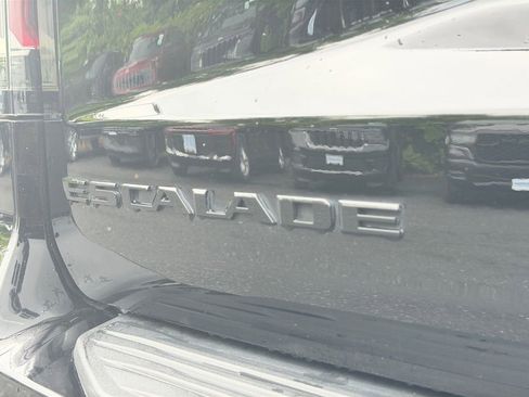 Used 2021 Cadillac Escalade Premium Luxury w/ LPO, Illumination Package AWD/4WD image 17