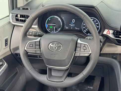 Used 2024 Toyota Sienna Limited image 22