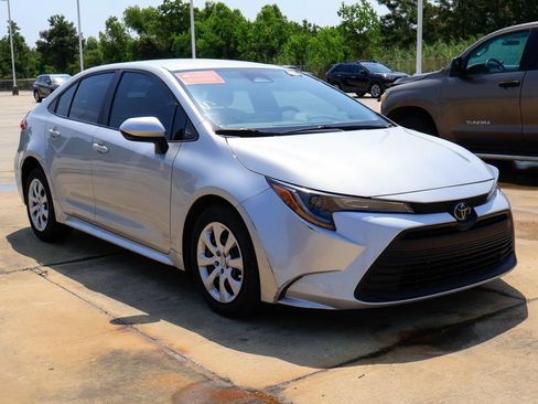 Used 2025 Toyota Corolla LE FWD image 3