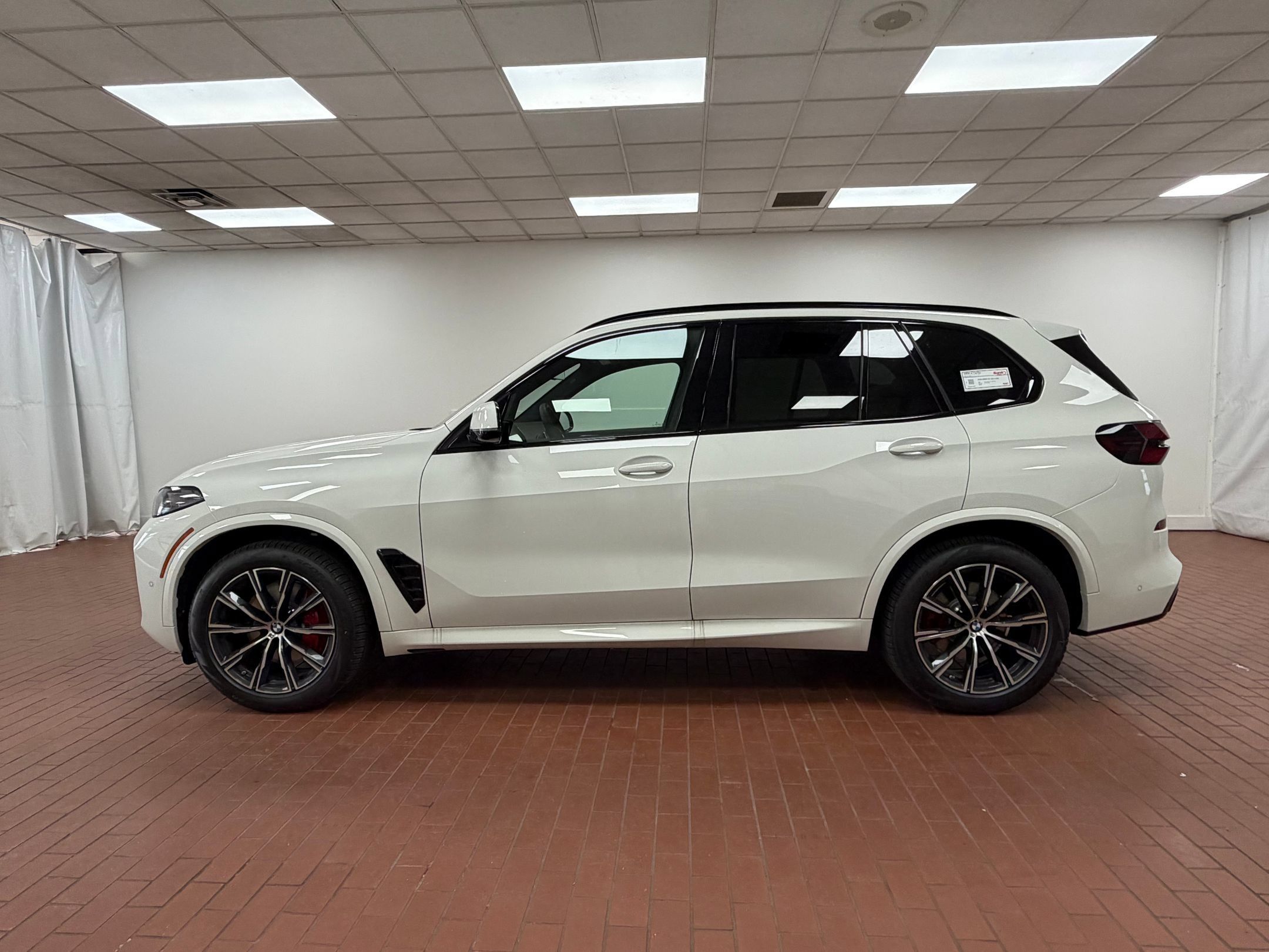 Used 2026 BMW X5 xDrive40i w/ M Sport Package AWD/4WD image 2