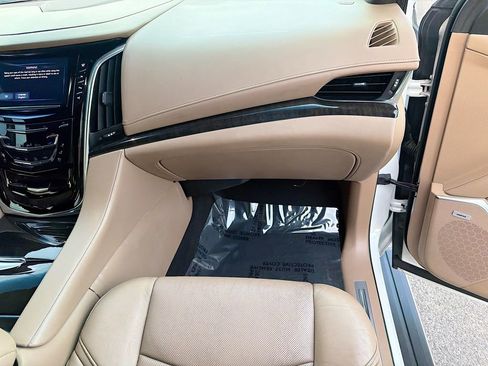 Used 2019 Cadillac Escalade Platinum image 17