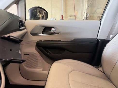 Used 2019 Chrysler Pacifica Limited w/ Advanced Safetytec Group FWD image 35