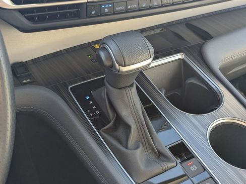 Used 2024 Toyota Sienna Limited image 19