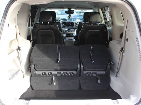 Used 2023 Chrysler Pacifica Touring-L FWD image 14