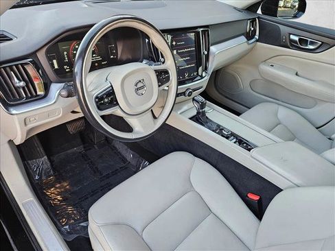 Used 2019 Volvo S60 T5 Momentum image 9