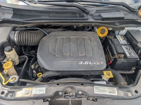 Used 2014 Chrysler Town & Country Touring FWD image 18
