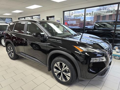 Used 2023 Nissan Rogue SV w/ SV Premium B Package image 3