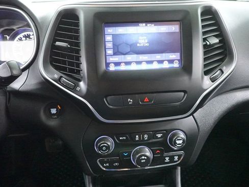 Used 2019 Jeep Cherokee Latitude Plus w/ Cold Weather Group image 17