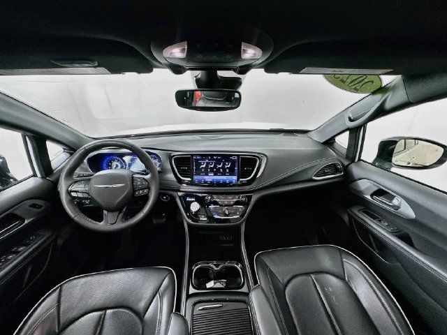 Used 2025 Chrysler Pacifica Limited FWD image 3