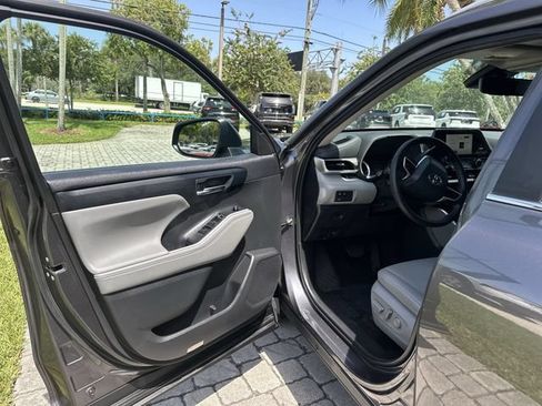 Used 2024 Toyota Highlander XLE FWD image 22