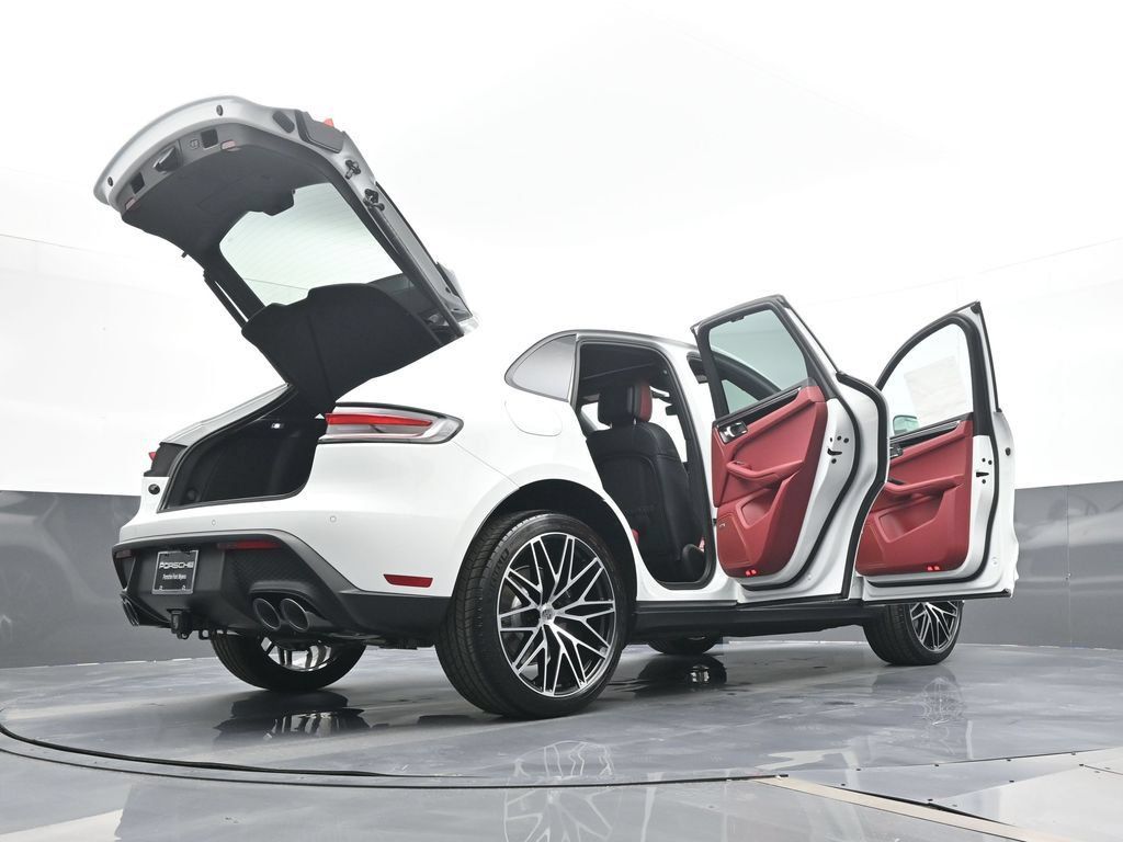 Certified 2026 Porsche Macan AWD/4WD image 27