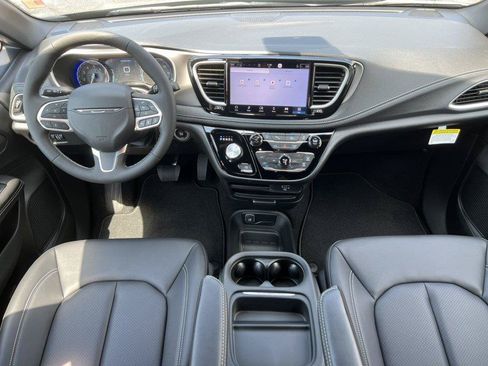 New 2027 Chrysler Pacifica Select FWD image 2