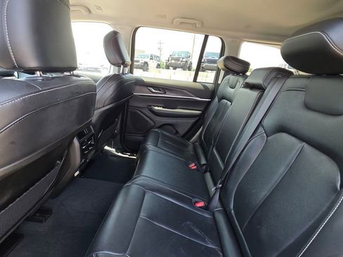 Used 2023 Jeep Grand Cherokee Limited w/ Black Appearance Package AWD/4WD image 13