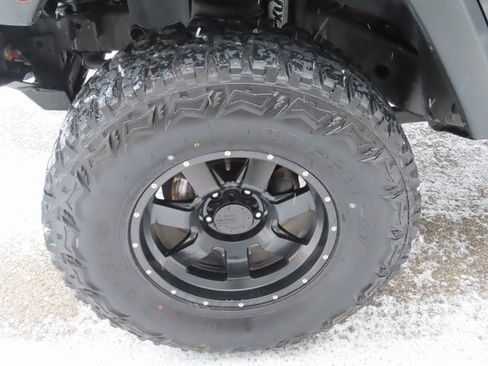 Used 2016 Jeep Wrangler Unlimited Rubicon w/ Connectivity Group image 15