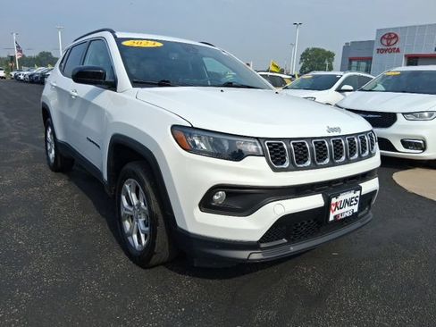 Used 2024 Jeep Compass Latitude w/ Sun and Sound Group AWD/4WD image 4