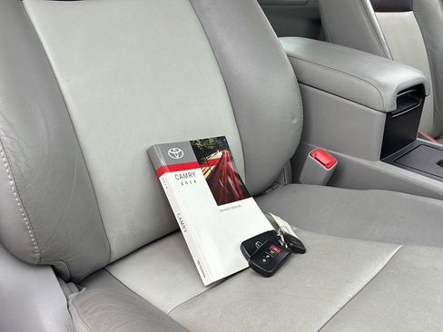 Used 2014 Toyota Camry XLE w/ Leather Package image 13