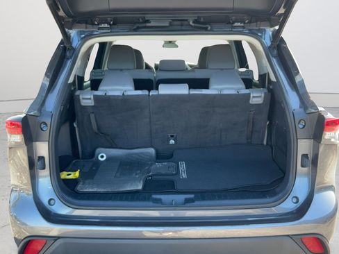 Used 2023 Toyota Highlander LE AWD/4WD image 29