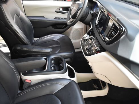Used 2024 Chrysler Pacifica Touring-L FWD image 25